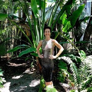 NoPremier Amour NWOT  Sz2 Ombre Sexy Sleek Sequin Fitter Knee Length Black…